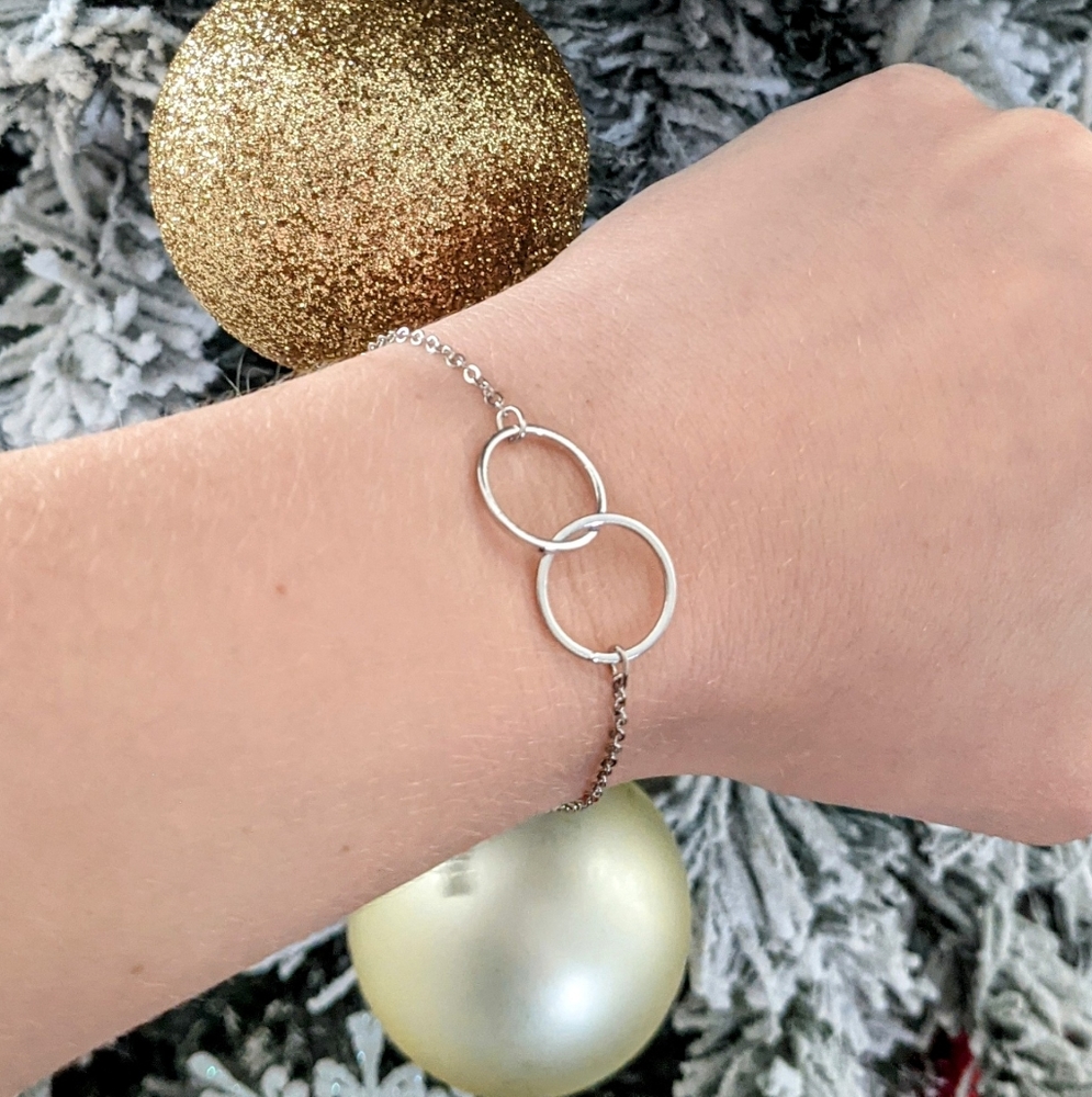 Interlocking Ring Bracelet - Picture 2 of 6